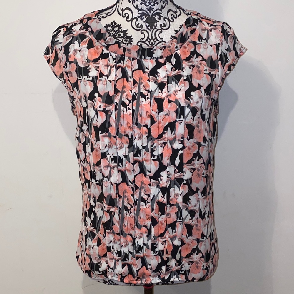 5/$50 Worthington Black and Coral Floral Cap Sleeve Blouse Size Medium